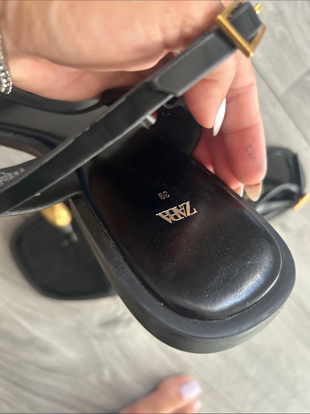 Zara Black Flat Strappy Leather Toe-Ring Sandals with Gold Detail Sz 39 - Picture 9 of 12
